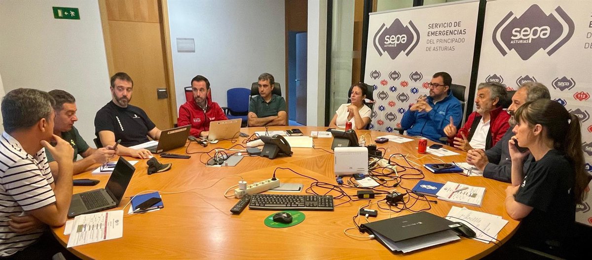 El viento sur complica el incendio de Degaña, en Asturias