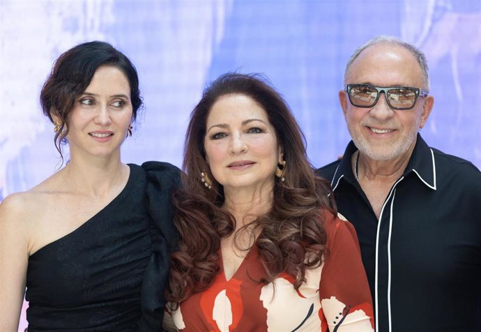 Archivo - La presidenta de la Comunidad de Madrid, Isabel Díaz Ayuso; la cantante Gloria Estefan y su marido Emilio Estefan, durante la presentación de la programación de Hispanidad 2025