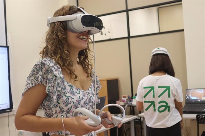 La directora general de Asuntos Europeos, Nazareth Rodrigo, prueba unas gafas de realidad virtual en la sede de Aprofem Albacete.