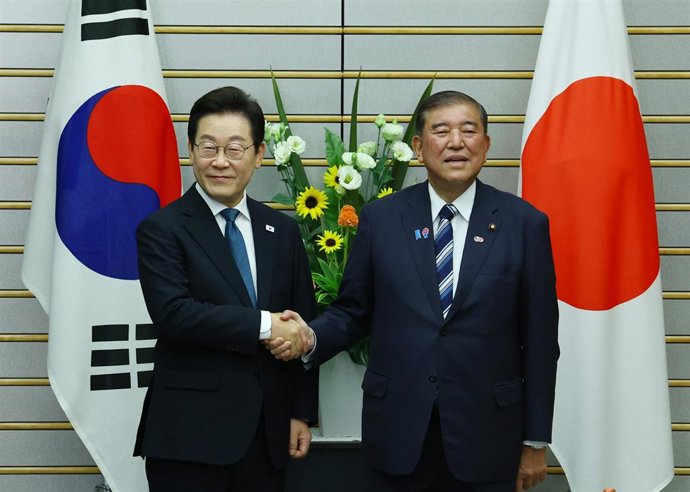 El presidente de Corea del Sur, Lee Jae Myung (I) y el primer ministro de Japón, Shigeru Ishiba, durante su cumbre en Tokio, a 23 de agosto de 2025 
