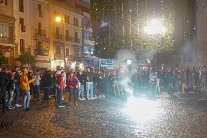 Archivo - Personas tirando petardos en la noche de fin de año en la Plaza de San Francisco, imagen de archivo.