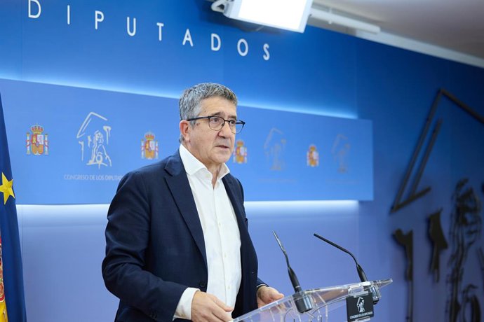 Archivo - El portavoz del PSOE en el Congreso, Patxi López, durante una rueda de prensa posterior a la Junta de Portavoces, en el Congreso de los Diputados, a 24 de junio de 2025, en Madrid (España). Durante la comparecencia, ha hablado sobre la incorpora