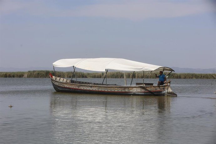 Archivo - Una barca donde se ha realizado una suelta de aves en el Parque Natural de l'Albufera, a 5 de junio de 2024, en El Saler, Valencia, Comunidad Valenciana (España). Este acto coincide con el Día Mundial del Medio Ambiente.