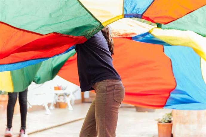 Archivo - Una mujer disfrutando de una actividad.