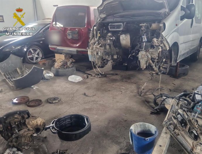 La Guardia Civil desmantela dos talleres ilegales de reparación de vehículos en Ciutadella (Menorca)