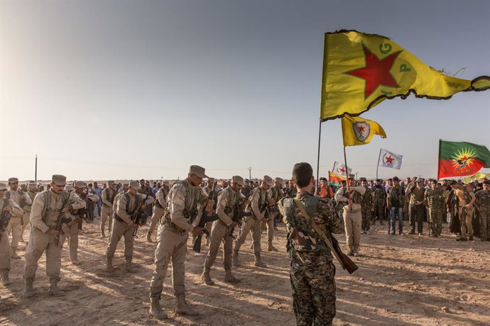 Archivo - July 6, 2017 - Raqqa, Rojava, Syria - Syria / Tal Abyad / Thursday evening ceremony that attracts much of the city, between citizens, military and political, both Kurdish and Arab / Tonight, it is to bury three Arab fighters / Several Arab group