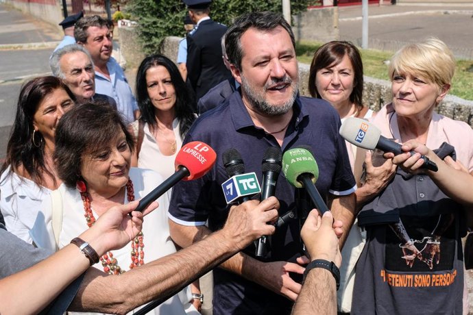 O vice-primeiro-ministro e ministro dos Transportes e Infraestrutura, Matteo Salvini, Simonetta Matone e Renata Polverini, com representantes da associação Nessuno Tocchi Caino, incluindo Rita Bernardini, na cerimônia de abertura do evento.