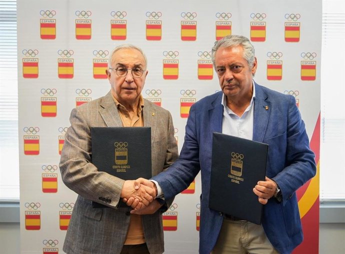 El presidente del COE, Alejandro Blanco, y el presidente del Consejo Regulador DO Baena, Javier Alcalá de la Moneda.