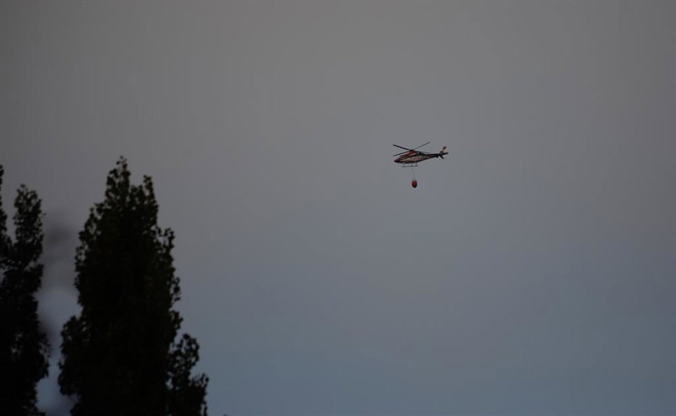 Un helicóptero colabora en las labores de extinción, a 20 de agosto de 2025, en Sanabria, Zamora, Castilla y León (España)