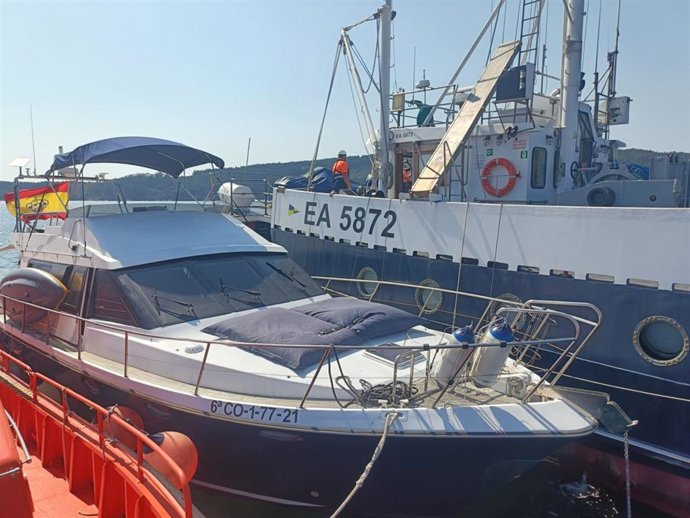 El buque Valentín Paz Andrade evita el hundimiento de un yate, con nueve personas a bordo.