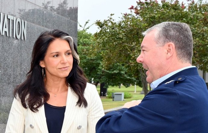 La directora de la Agencia de Seguridad Nacional, Tulsi Gabbard, y el hasta ahora jefe de la Agencia de Inteligencia del Pentágono, el general Jeffrey Kruse