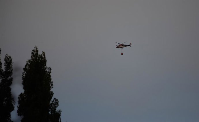Um helicóptero auxilia na extinção do incêndio, 20 de agosto de 2025, em Sanabria, Zamora, Castilla y León (Espanha). O incêndio florestal que afeta o distrito de Sanabria foi contido ontem à noite graças a uma operação de combate a incêndios.