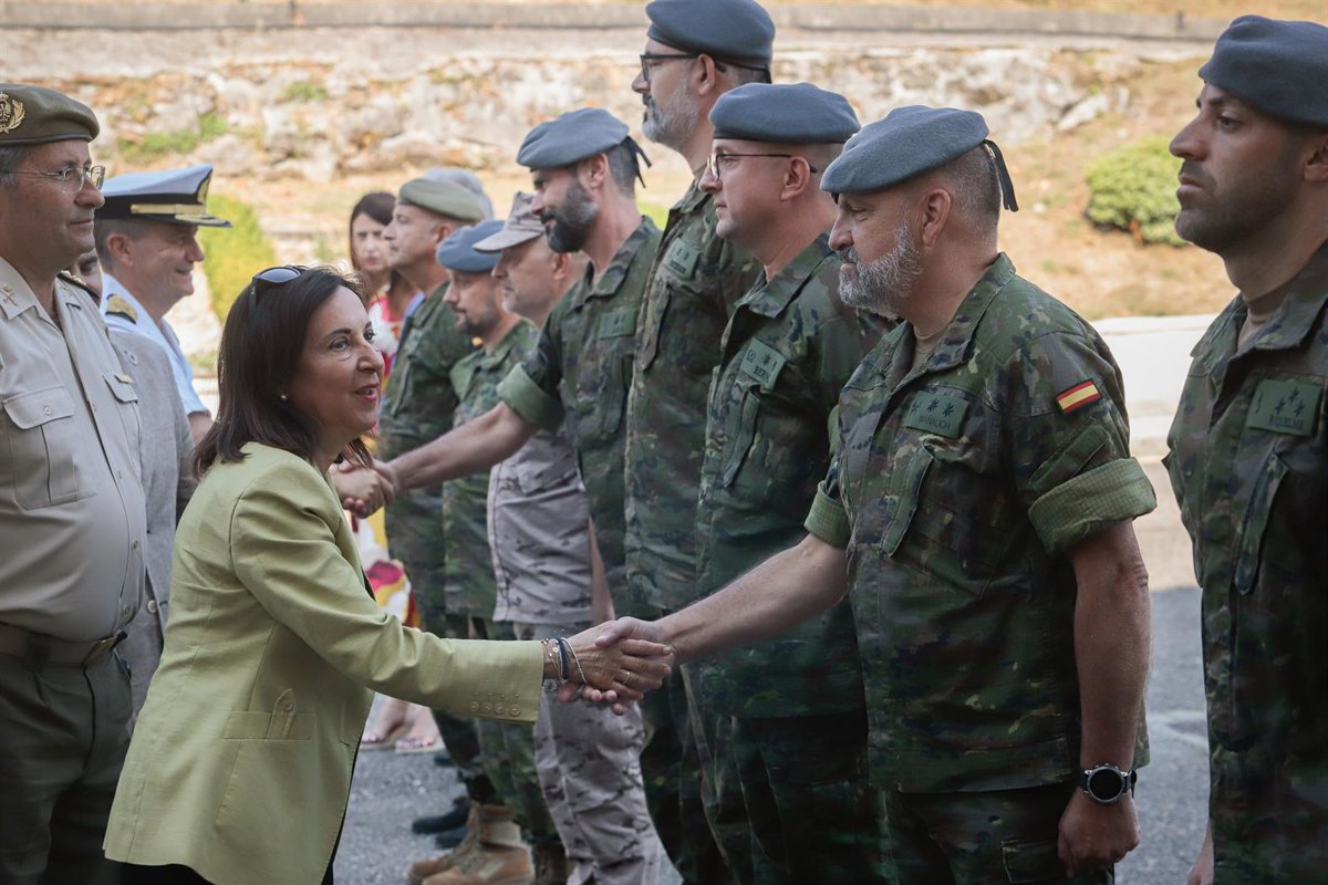 Robles afirma que UME y Ejército de Tierra seguirán desplegados en Galicia el tiempo que  sea necesario 