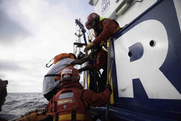 Archivo - Rescate de migrantes por el 'Aita Mari' en el Mediterráneo