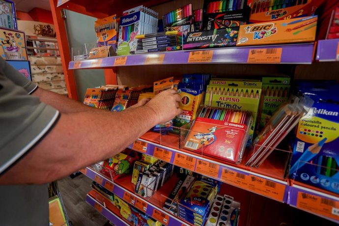 Archivo - Material escolar en la librería-papelería 'Folder', a una semana del inicio del curso escolar en algunas comunidades autónomas, a 29 de agosto de 2022, en Pozuelo de Alarcón, Madrid (España). 