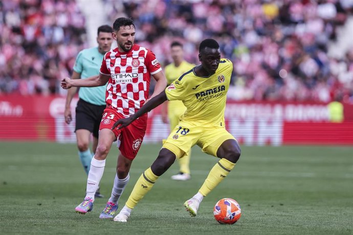Archivo - Iván Martín y Pape Gueye en el Girona FC-Villarreal CF de la pasada temporada en Montilivi