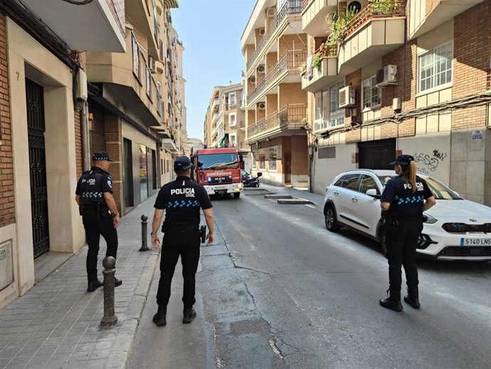 Despliegue de Policía Local y Bomberos en la calle Azucena de Ciudad Real ante una fuga de gas propano.