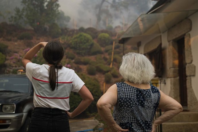 31 de julho de 2025, Parada Monte, Lindoso, Portugal: Moradores de Parada Monte em Lindoso, Portugal, observam enquanto o fogo se aproxima de suas casas