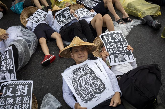 Archivo - April 27, 2024, Taipei, Taipei, Taiwan, China, Republic of China: Hundreds of protesters gathered for the 10th anniversary of their main actions to stop the construction of the Fourth Nuclear Power plant, holding slogans that read â€Against the