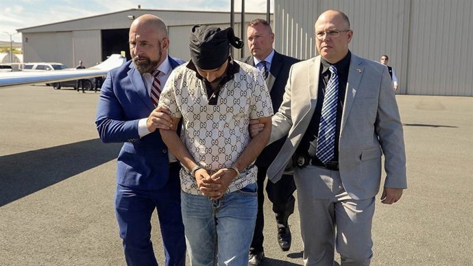 El vicegobernador de Florida, Jay Collins, escolta al conductor indio Harjinder Singh, detenido por causar un accidente de tráfico