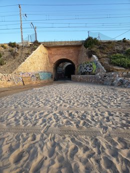 Imatge de l'accés per als vianants a la platja a través del túnel