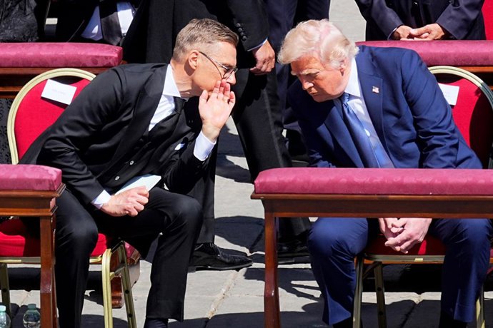 Archivo - 26 de abril de 2025, Vaticano, Cidade do Vaticano: O presidente dos EUA, Donald Trump (dir.), fala com o presidente da Finlândia, Alexander Stubb, durante a missa fúnebre do falecido Papa Francisco na Praça de São Pedro. O pontífice argentino, q