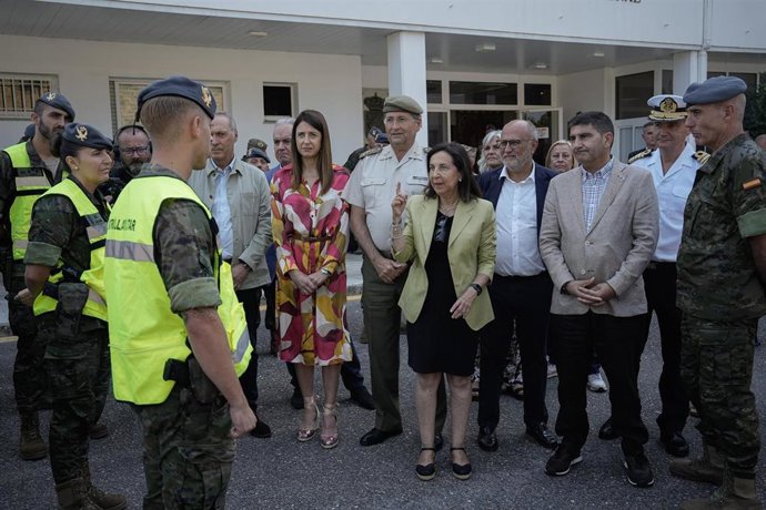 La ministra de Defensa, Margarita Robles (c), junto a la conselleira de Medio Rural, Maria José Gómez (c-i), y el Delegado del Gobierno en Galicia, Pedro Blanco (c-d), durante su visita a la Brigada ‘Galicia’ VII, en la Base General Morillo, a 23 de agost