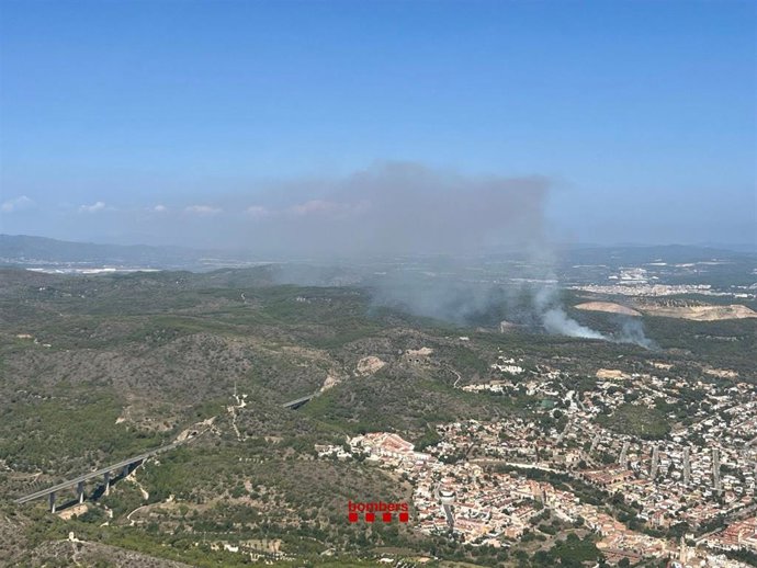 Incendio de vegetación en Roda de Berà (Tarragona) mientras este estaba activo
