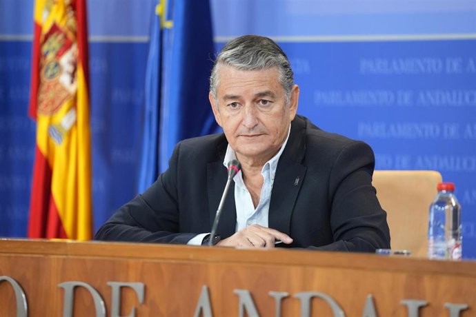 El consejero de la Presidencia de la Junta de Andalucía y responsable del Plan Infoca, Antonio Sanz, en una rueda de prensa en el Parlamento andaluz. Imagen de archivo. 