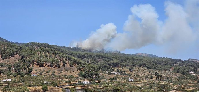 Medios Áreos Trabajan En La Extinción De Dos Conato De Incendio Declarados En La Isla De El Hierro