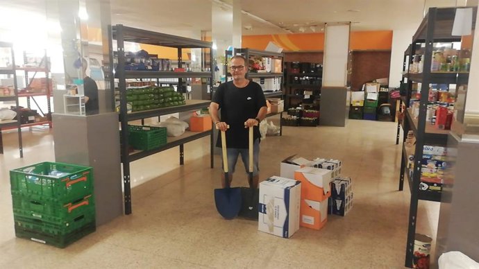 Miembros de colectivos sociales valencianos recogen ropa ignífuga y enseres para afectados de incendios de El Bierzo