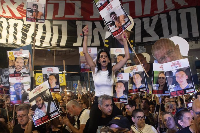 9 de agosto de 2025, Tel Aviv, Israel: Einav Zangauker, mãe do refém Matan Zangauker, participa da manifestação. As pessoas se manifestaram em Tel Aviv, juntamente com as famílias dos reféns, pedindo ao governo israelense que fizesse um acordo