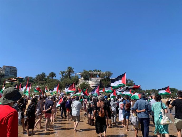 Centenares de personas se manifiestan en las playas de Santander para pedir el fin del "genocidio" en Gaza