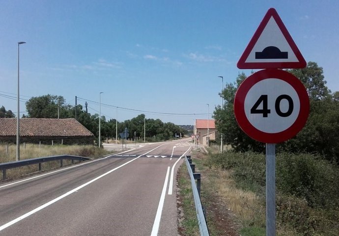 Archivo - Uno de los badenes reductores de velocidad situados en una de las carreteras de la provincia de León.
