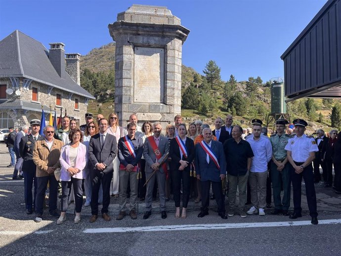 El alcalde de Jaca, Carlos Serrano, junto al resto de participantes en el acto de reconocimiento de las mugas y la firma del Tratado de Astún celebrado este sábado 23 de agosto en el Puerto de Somport.