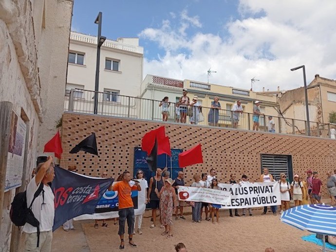Protesta de SOS Costa Brava en Sant Feliu de Guíxols (Girona)
