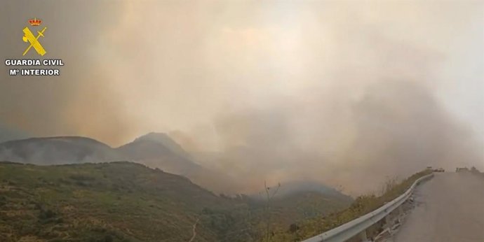 El incendio de Porto a su paso por la localidad de La Baña.