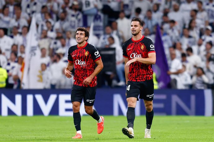 Archivo - Martin Valjent, do RCD Mallorca, comemora um gol com Mateu Morey, do RCD Mallorca, durante a partida de futebol da Liga Espanhola, LaLiga EA Sports, disputada entre o Real Madrid e o RCD Mallorca no estádio Santiago Bernabeu, em 14 de maio de 20