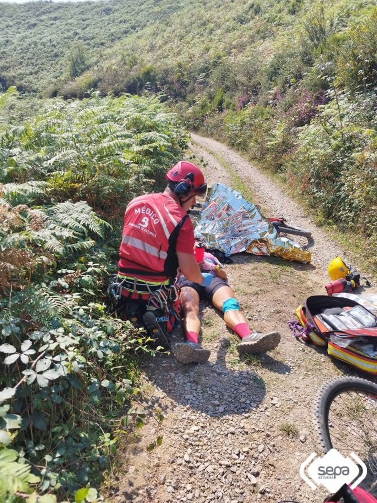 Trasladada al hospital una ciclista que sufrió una caída en una ruta en Laviana (Asturias)