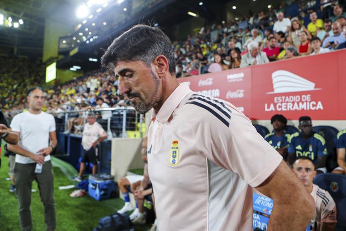 Veljko Paunovic, head coach of Oviedo, looks on during the Spanish league, LaLiga EA Sports, football match played between Villarreal CF and Real Oviedo at La Ceramica stadium on August 15, 2025, in Villarreal, Spain.
