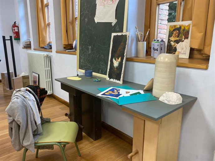 La exposición 'Arte sucio. Del taller a la sala de exposiciones' puede visitarse en Baños de Río Tobía