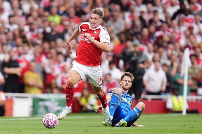 23 August 2025, United Kingdom, London: Arsenal's Viktor Gyokeres (L) and Leeds United's Anton Stach battle for the ball during the English Premier League soccer match between Arsenal and Leeds United at the Emirates Stadium. Photo: John Walton/PA Wire/dp
