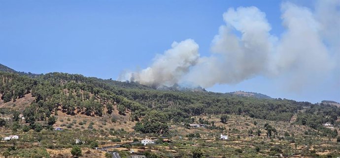 Recursos aéreos estão trabalhando para extinguir dois focos de incêndio na ilha de El Hierro.