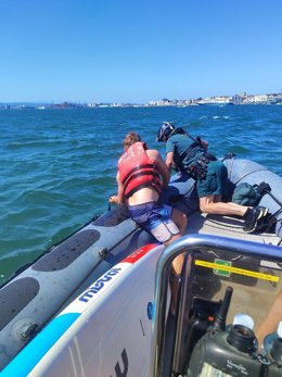 Guardia Civil rescata a siete jóvenes que hacían paddle surf en Santander. No podían regresar a Los Peligros, donde habían alquilado las tablas, por el viento, y dos fueron retirados del canal de navegación por la entrada de un mercante al Puerto
