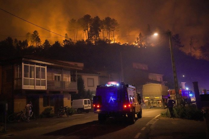 Caminhões militares tentam extinguir um incêndio em 17 de agosto de 2025 em Retorta, Laza, Ourense, Galícia (Espanha). O grande incêndio em Larouco (Ourense), o maior da história da Galícia devido ao seu tamanho de 30.000 hectares, está agora encerrado.