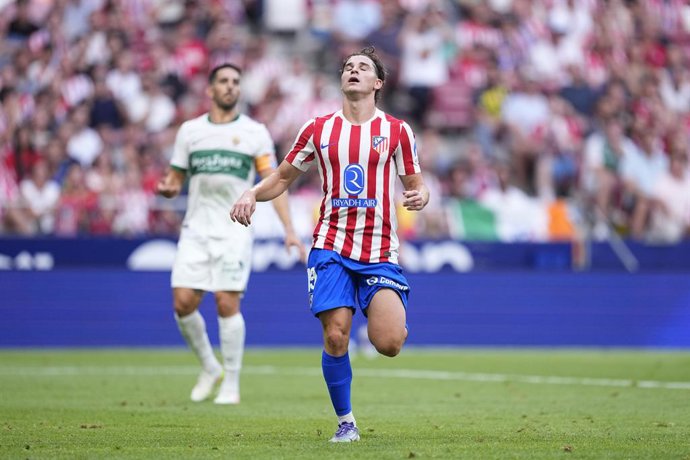 Julian Alvarez, do Atlético de Madri, lamenta durante a partida de futebol da Liga Espanhola, LaLiga EA Sports, disputada entre o Atlético de Madri e o Elche CF no estádio Riyadh Air Metropolitano em 23 de agosto de 2025, em Madri, Espanha.