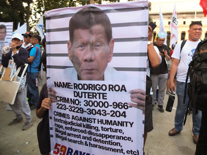 Archivo - March 28, 2025, Manila, Philippines: A mugshot image of former Philippine President Rodrigo Duterte carried by a young activist during the former presidents' birthday demonstration. On the 80th Birthday of former Philippine President Rodrigo Dut