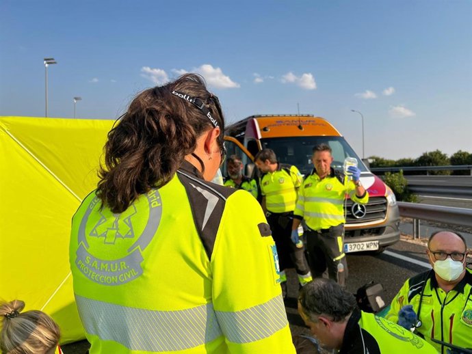 Um motociclista de 42 anos morre após colidir com um veículo parado no acostamento da rodovia M-40.