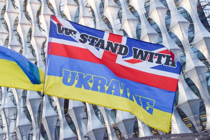 Archivo - Banderas de Reino Unido y Ucrania (archivo)