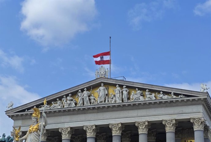 Archivo - VIENNA, June 11, 2025  -- This photo taken on June 11, 2025 shows the flag at half-mast atop the Austrian Parliament building in Vienna, Austria. A three-day national mourning began on Tuesday in Austria after the country was "stricken at the he